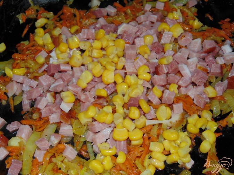 Фото приготовление рецепта: Каша из пшена с ветчиной, овощами и кукурузой шаг №4