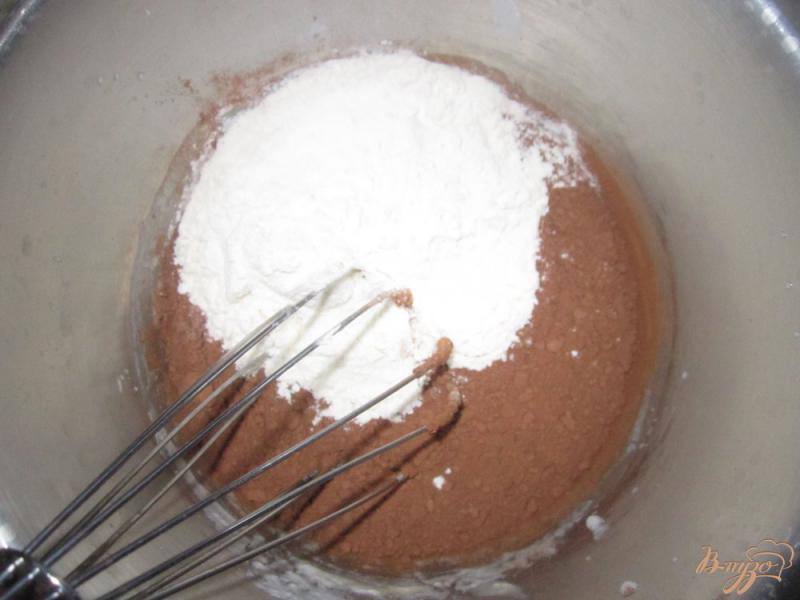 Фото приготовление рецепта: Шоколадный пирог с творожно-сливочным кремом шаг №2