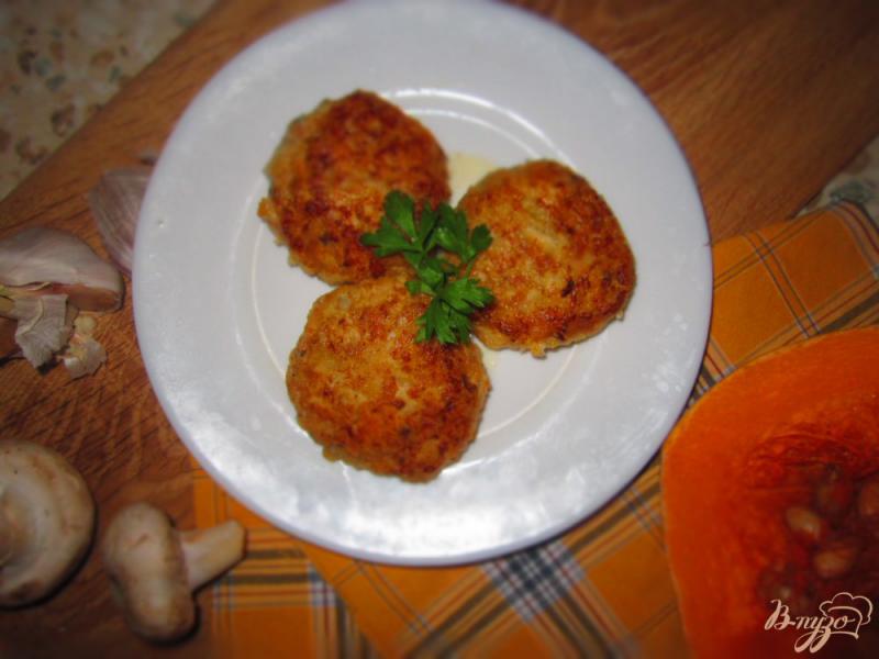 Фото приготовление рецепта: Куриные котлеты с грибами шаг №8