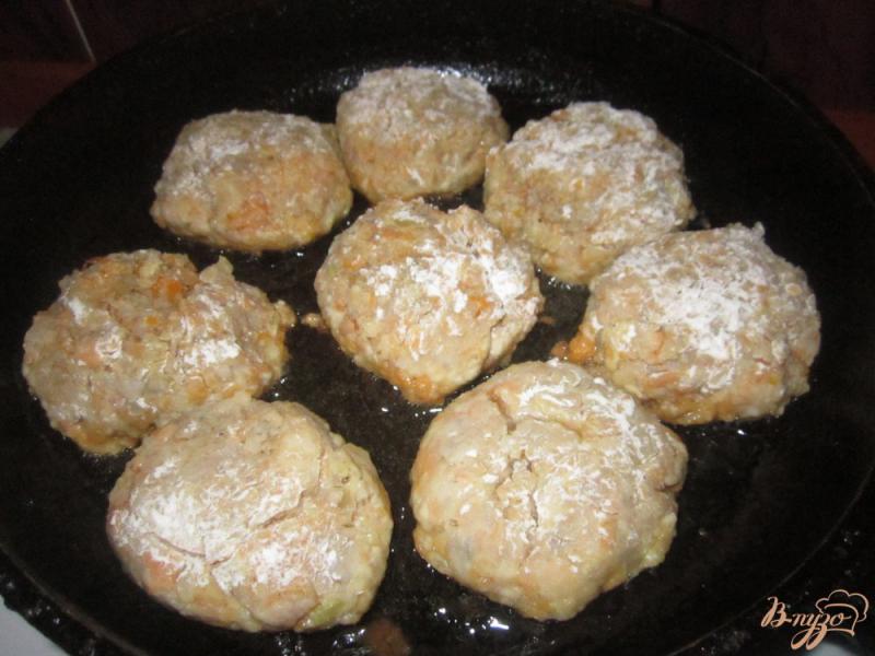Фото приготовление рецепта: Куриные котлеты с грибами шаг №6