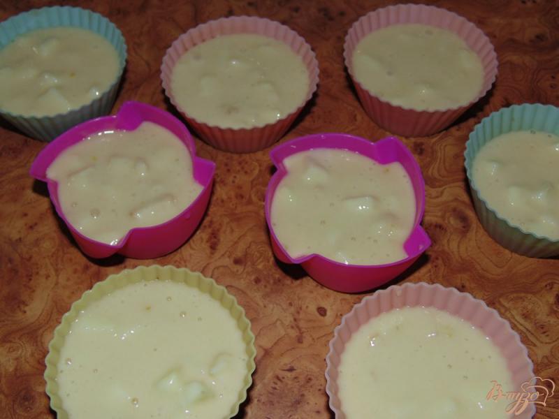 Фото приготовление рецепта: Лимонные кексы с яблоком шаг №6