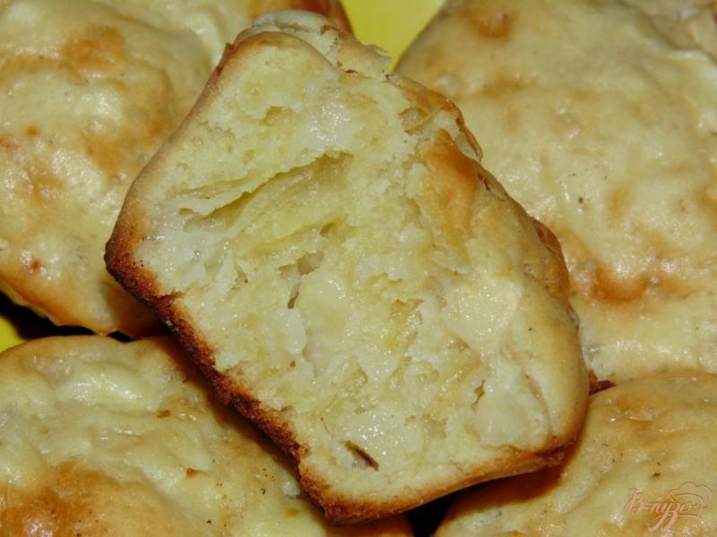 Фото приготовление рецепта: Лимонные кексы с яблоком шаг №7
