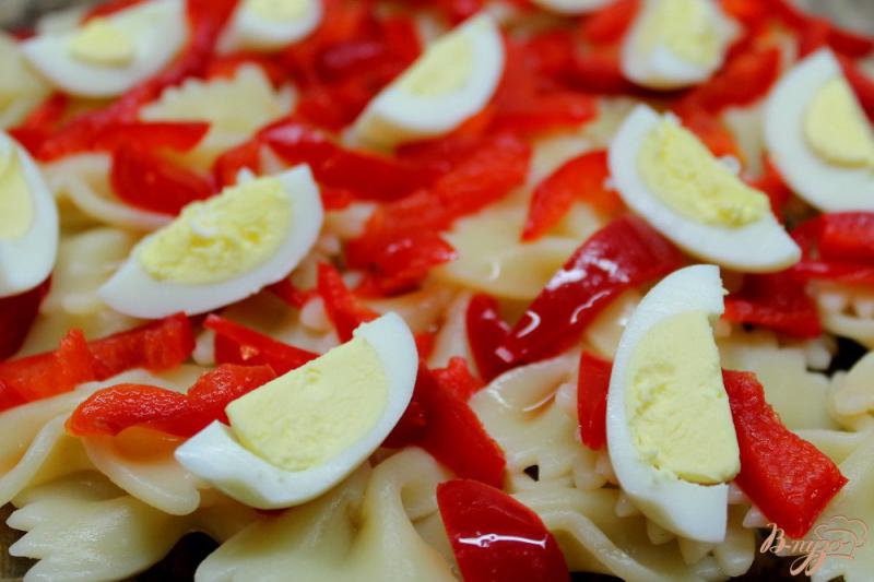 Фото приготовление рецепта: Салат с макаронами, болгарским перцем и вялеными оливками шаг №4