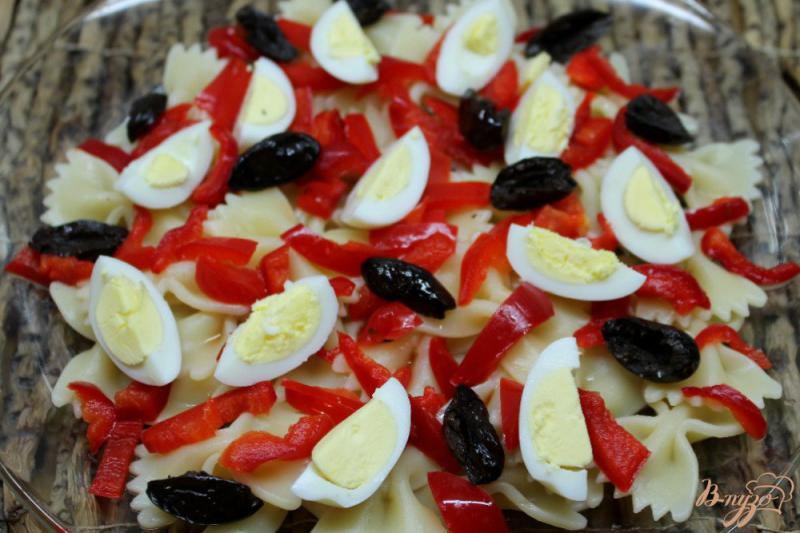 Фото приготовление рецепта: Салат с макаронами, болгарским перцем и вялеными оливками шаг №5