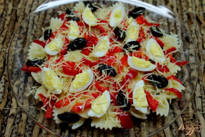 Фото приготовление рецепта: Салат с макаронами, болгарским перцем и вялеными оливками шаг №6