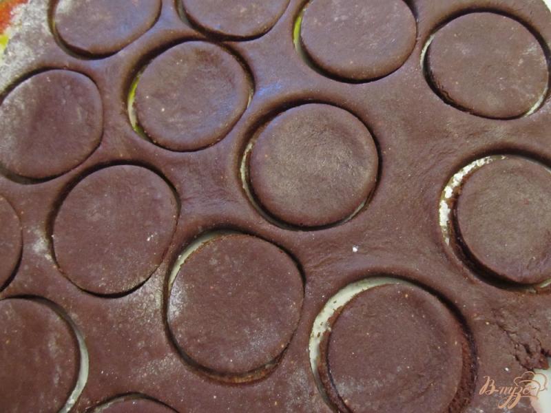 Фото приготовление рецепта: Шоколадное печенье с начинкой шаг №7
