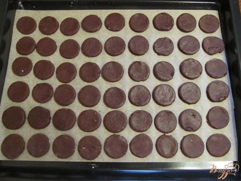 Фото приготовление рецепта: Шоколадное печенье с начинкой шаг №8