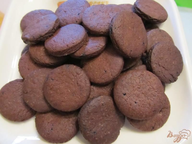 Фото приготовление рецепта: Шоколадное печенье с начинкой шаг №9