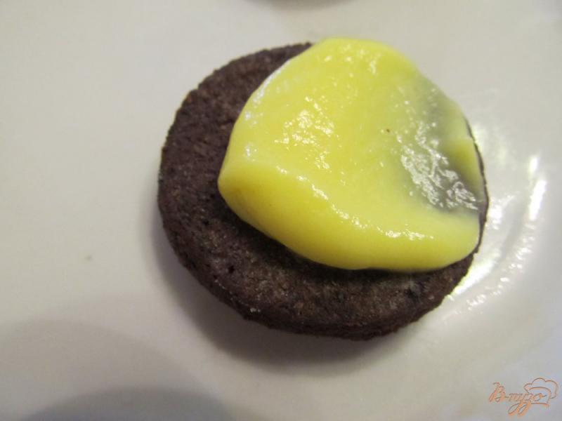 Фото приготовление рецепта: Шоколадное печенье с начинкой шаг №15