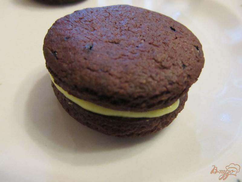Фото приготовление рецепта: Шоколадное печенье с начинкой шаг №16