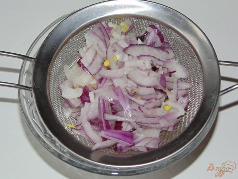 Фото приготовление рецепта: Салат из красной капусты с красным луком и кукурузой шаг №1