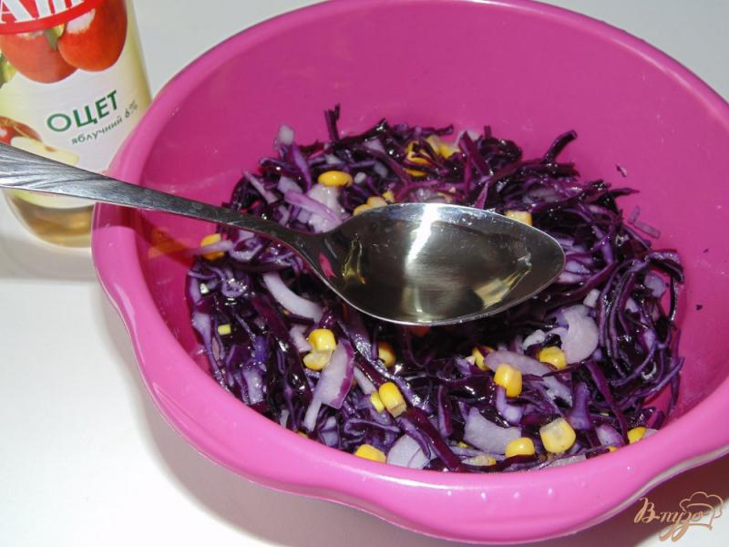 Фото приготовление рецепта: Салат из красной капусты с красным луком и кукурузой шаг №4