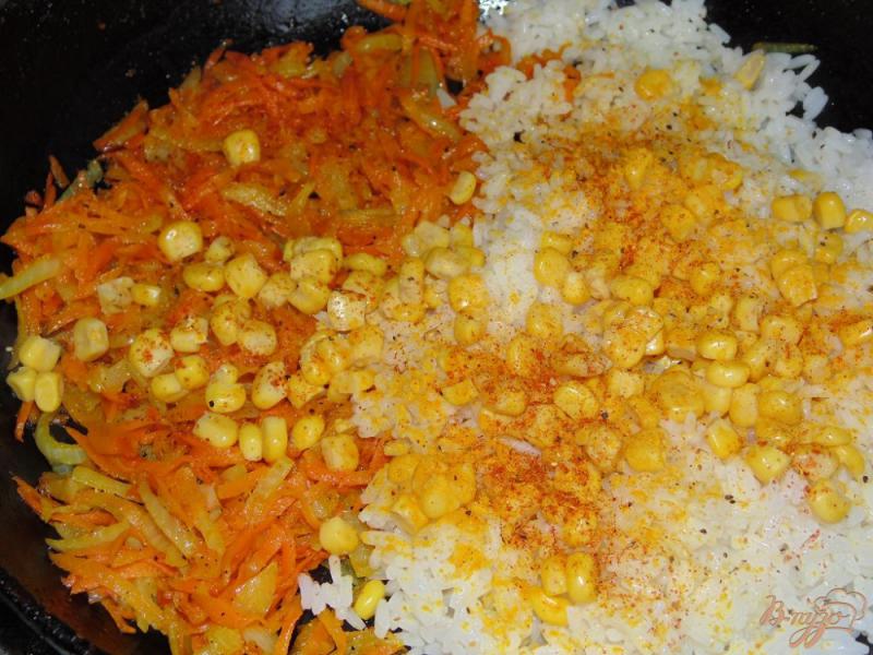 Фото приготовление рецепта: Желтый рис с консервированной кукурузой шаг №4