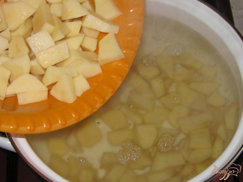 Фото приготовление рецепта: Быстрый суп с шампиньонами шаг №4