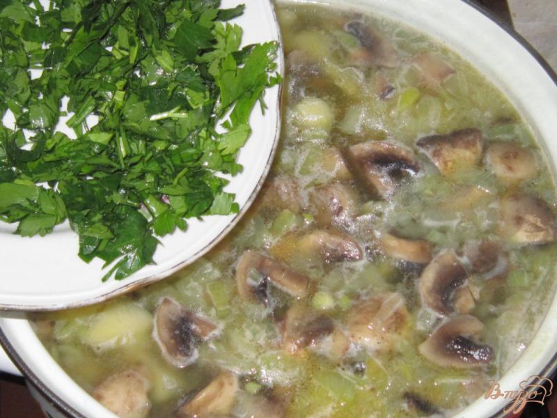 Фото приготовление рецепта: Быстрый суп с шампиньонами шаг №6