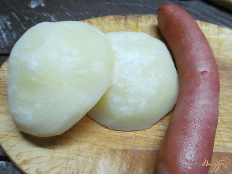 Фото приготовление рецепта: Салат из картофеля яблока и сосисок шаг №1