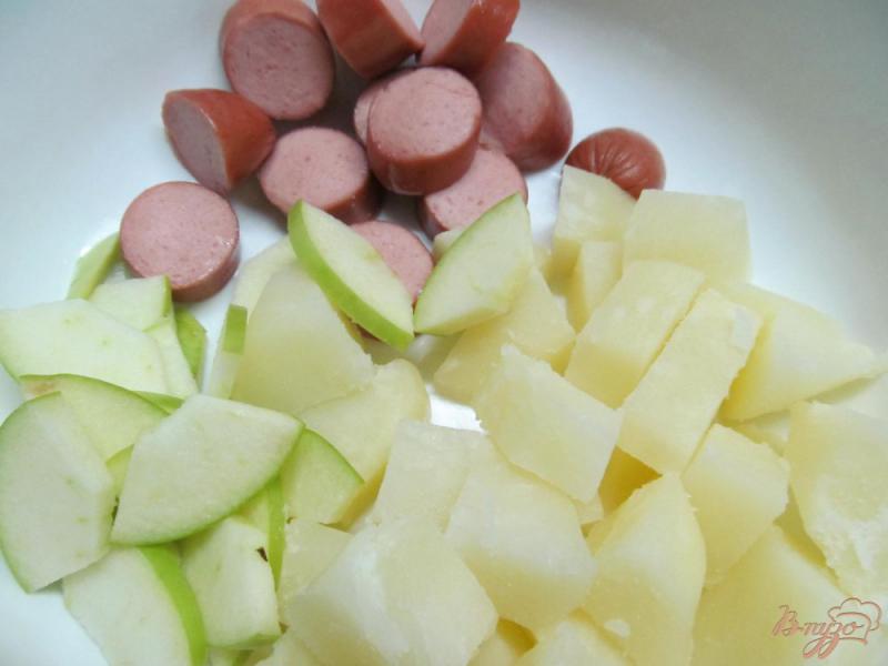 Фото приготовление рецепта: Салат из картофеля яблока и сосисок шаг №3