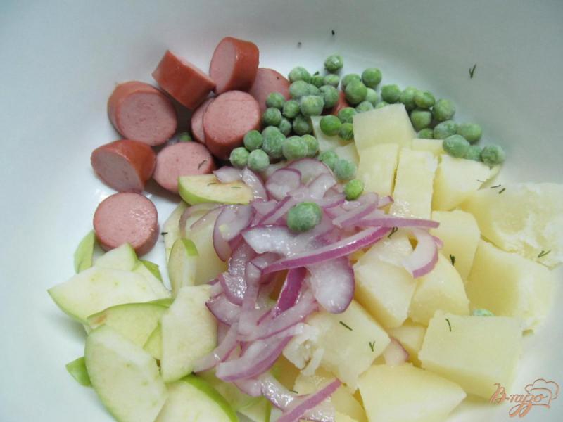 Фото приготовление рецепта: Салат из картофеля яблока и сосисок шаг №4