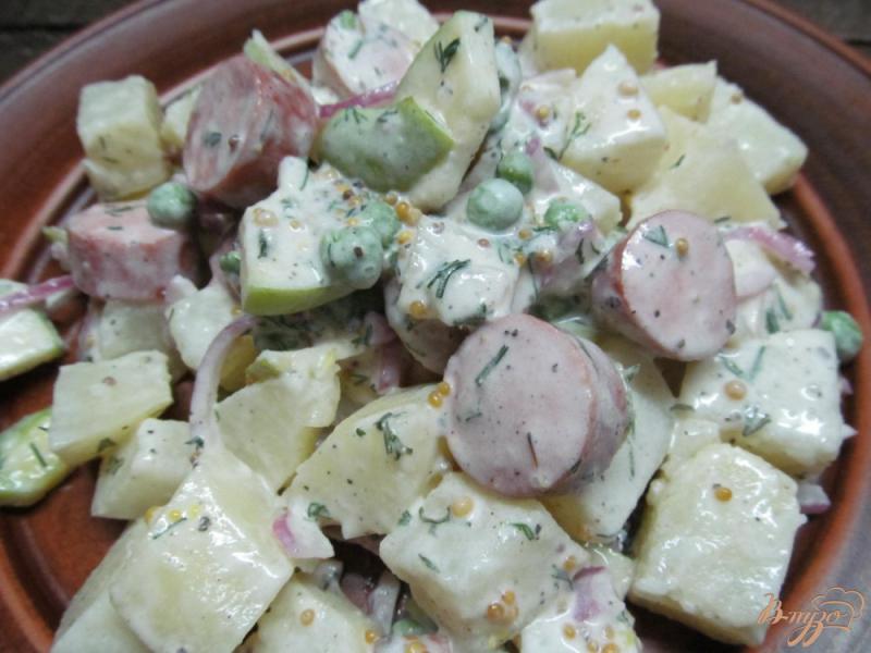 Фото приготовление рецепта: Салат из картофеля яблока и сосисок шаг №7