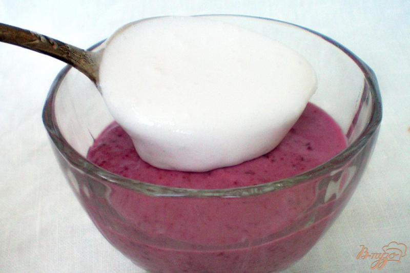 Фото приготовление рецепта: Смузи из ягод, с творогом и белковым кремом шаг №3
