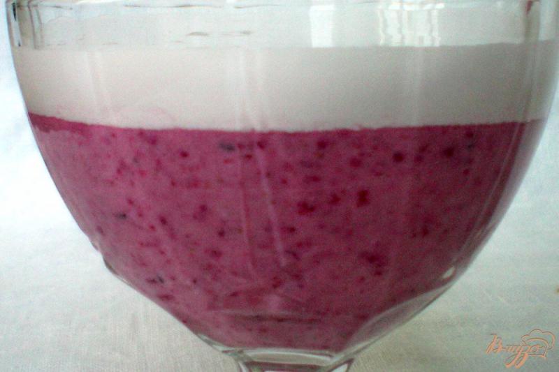 Фото приготовление рецепта: Смузи из ягод, с творогом и белковым кремом шаг №4
