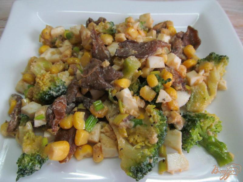Фото приготовление рецепта: Салат из брокколи и грибов шаг №6