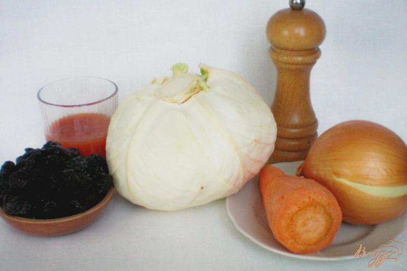 Фото приготовление рецепта: Капуста тушеная с вяленым черносливом и томатом шаг №1