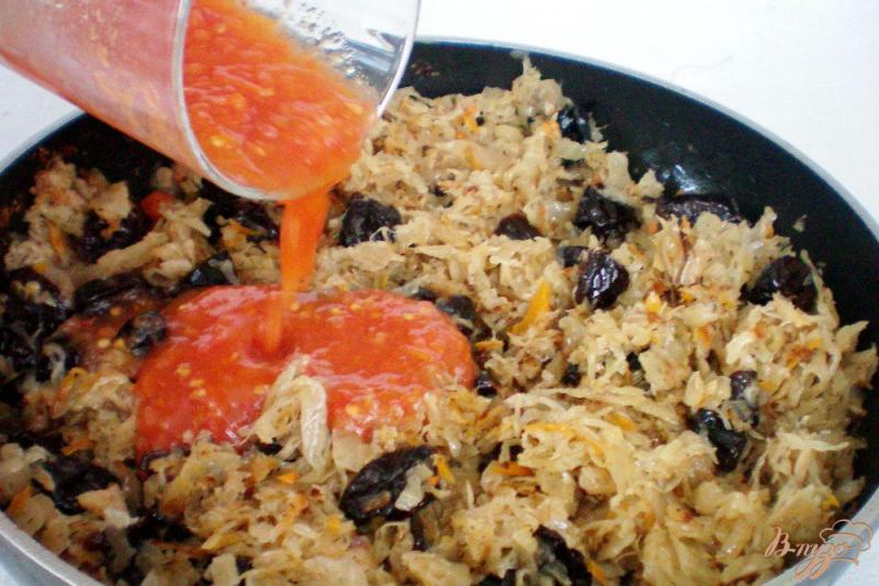 Фото приготовление рецепта: Капуста тушеная с вяленым черносливом и томатом шаг №4