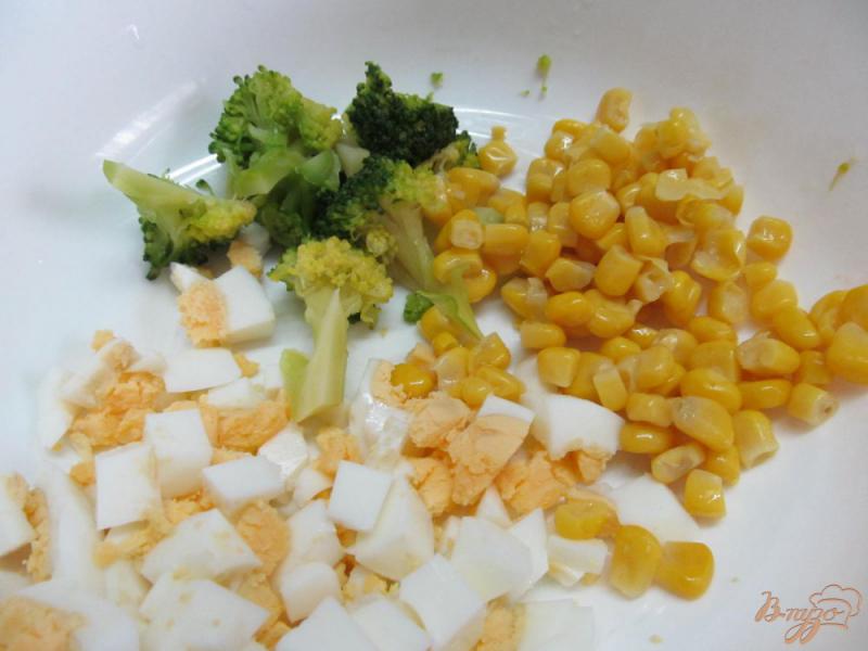Фото приготовление рецепта: Салат из брокколи и грибов шаг №4