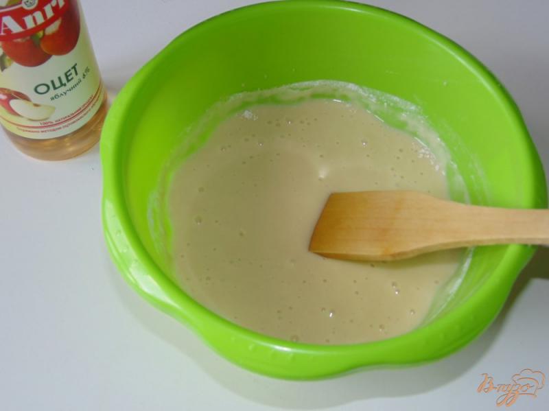 Фото приготовление рецепта: Кексы на молоке с красной смородиной шаг №2