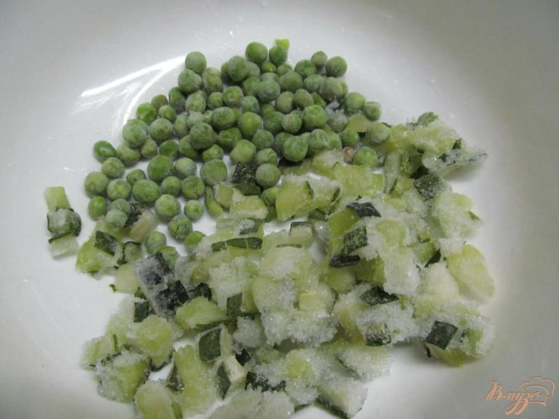 Фото приготовление рецепта: Салат из кукурузы с горошком и огурцом шаг №1