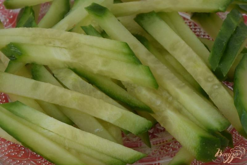 Фото приготовление рецепта: Салат с крабовыми палочками, морской капустой и брынзой шаг №1