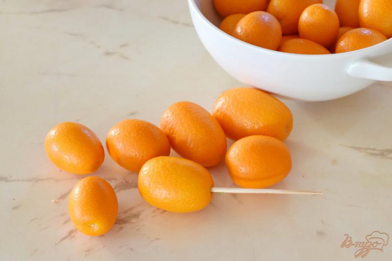Фото приготовление рецепта: Кумкваты в сиропе из красного апельсина шаг №1