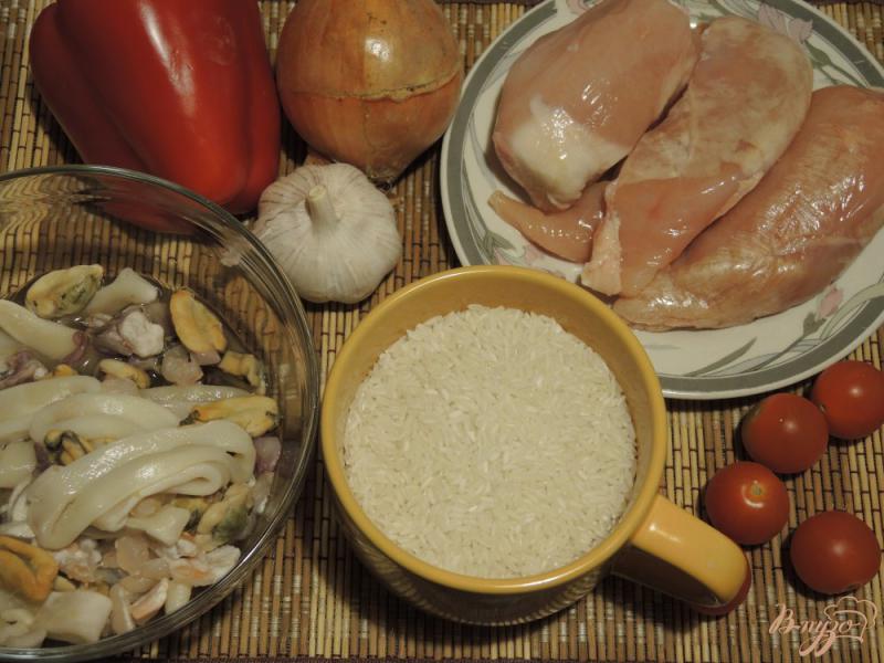 Фото приготовление рецепта: Паэлья с курицей и морепродуктами шаг №1