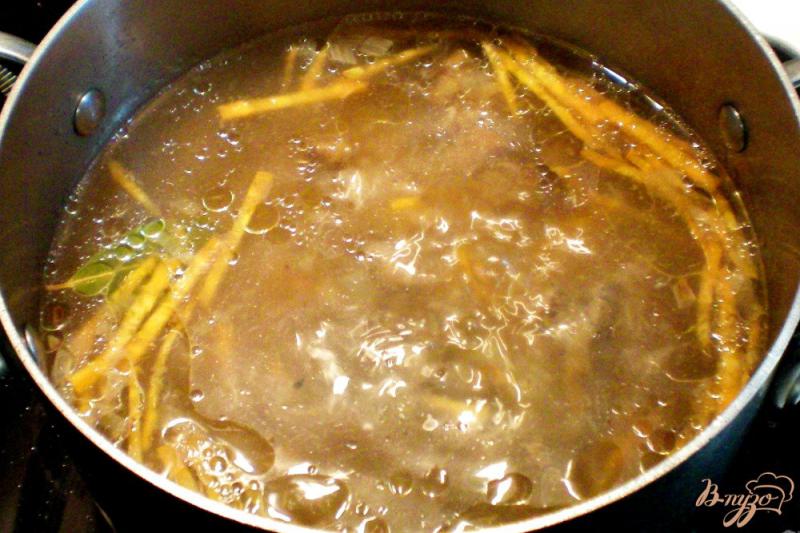 Фото приготовление рецепта: Грибной суп из замороженных польских шаг №4