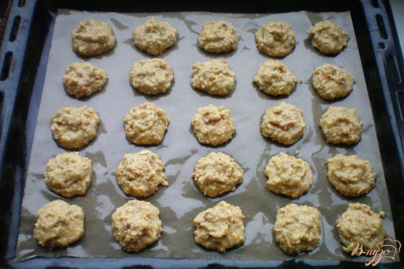 Фото приготовление рецепта: Овсяное печенье с цедрой апельсина, корицей и орехами шаг №4