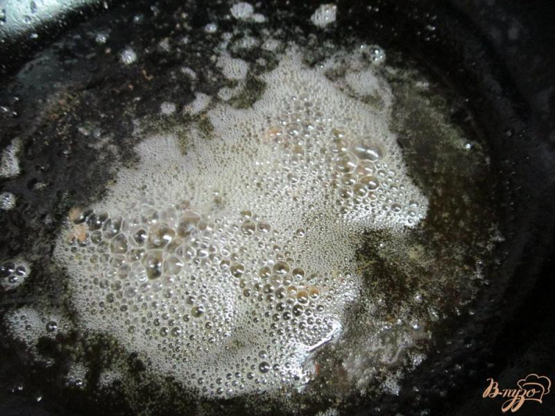 Фото приготовление рецепта: Макароны под соусом на водке шаг №3
