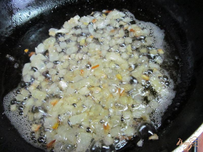Фото приготовление рецепта: Макароны под соусом на водке шаг №4