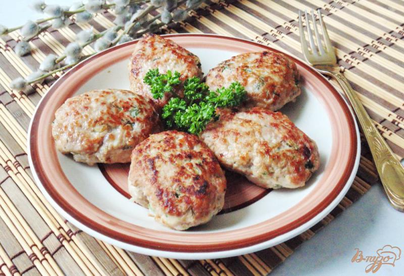 Фото приготовление рецепта: Котлеты из говядины и курицы с яблоками шаг №7