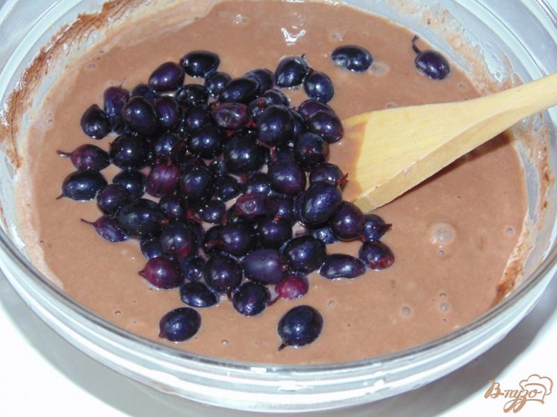 Фото приготовление рецепта: Шоколадные кексы с черной смородиной шаг №3