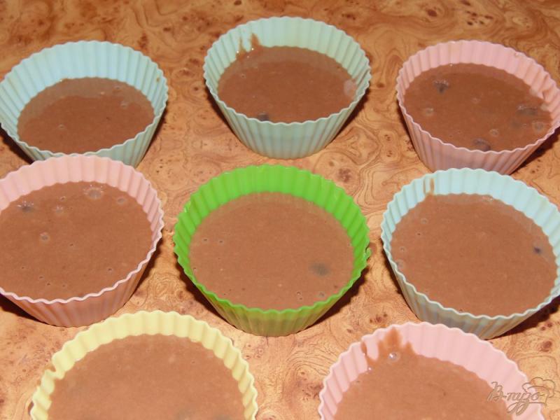 Фото приготовление рецепта: Шоколадные кексы с черной смородиной шаг №4