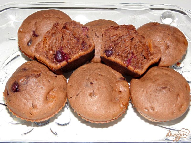 Фото приготовление рецепта: Шоколадные кексы с черной смородиной шаг №5
