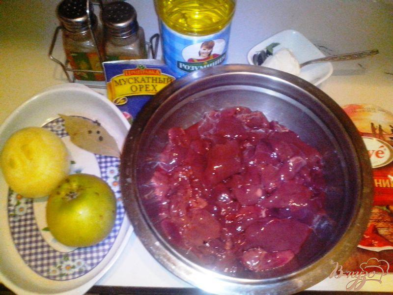 Фото приготовление рецепта: Печень с яблоком по-строгановски шаг №1