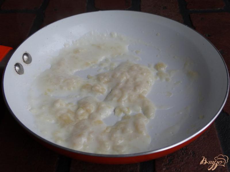 Фото приготовление рецепта: Паста в сливочно-шпинатном соусе с кедровыми орешками шаг №3