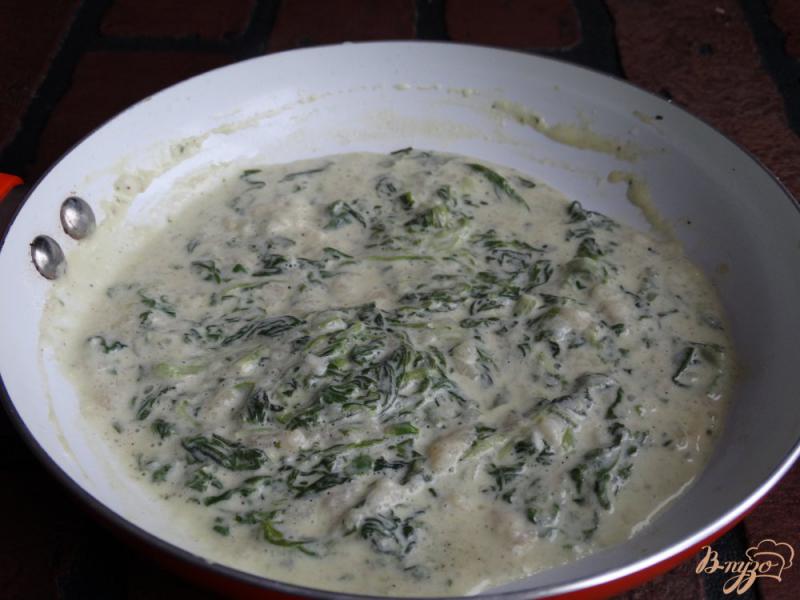 Фото приготовление рецепта: Паста в сливочно-шпинатном соусе с кедровыми орешками шаг №4