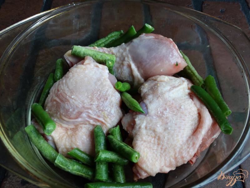 Фото приготовление рецепта: Курица запеченная со стручковой фасолью и брюссельской капустой шаг №2