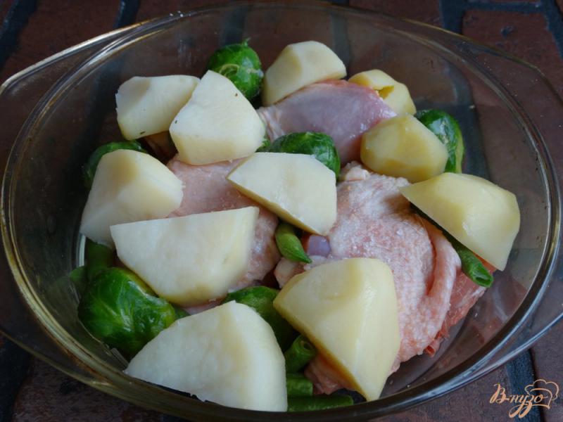 Фото приготовление рецепта: Курица запеченная со стручковой фасолью и брюссельской капустой шаг №4