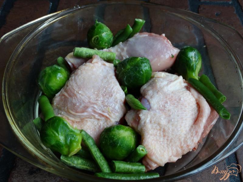 Фото приготовление рецепта: Курица запеченная со стручковой фасолью и брюссельской капустой шаг №3