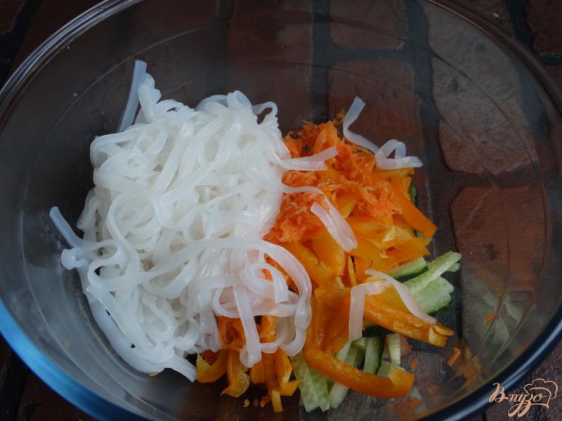 Фото приготовление рецепта: Салат с рисовой лапшой и овощами по-корейски шаг №6