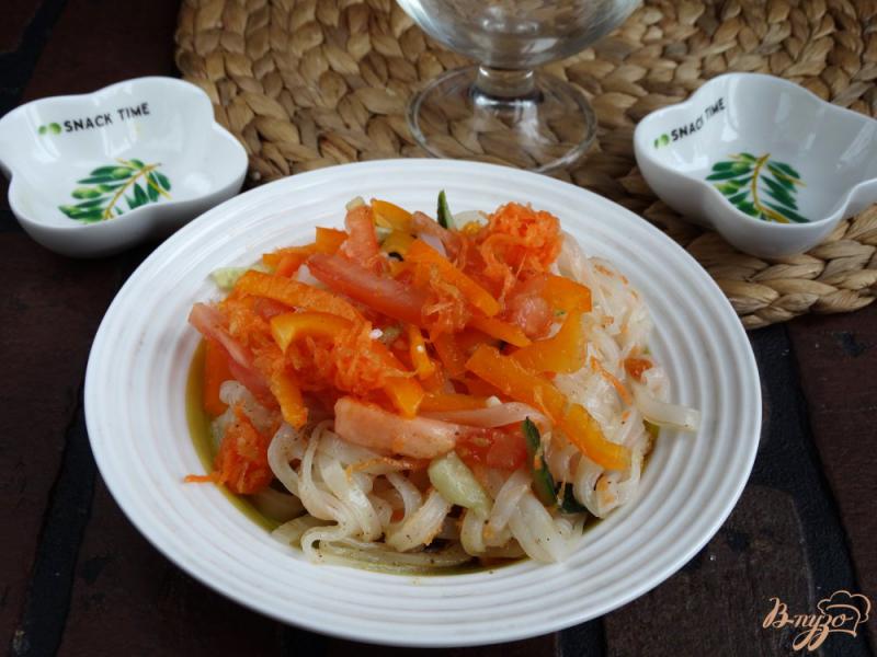 Фото приготовление рецепта: Салат с рисовой лапшой и овощами по-корейски шаг №10